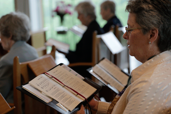 claudia-singing-with-prayer-book-open