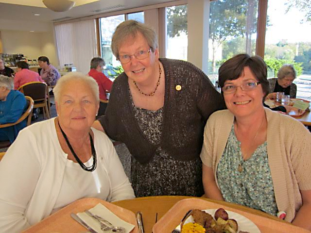 sandra-and-volunteers